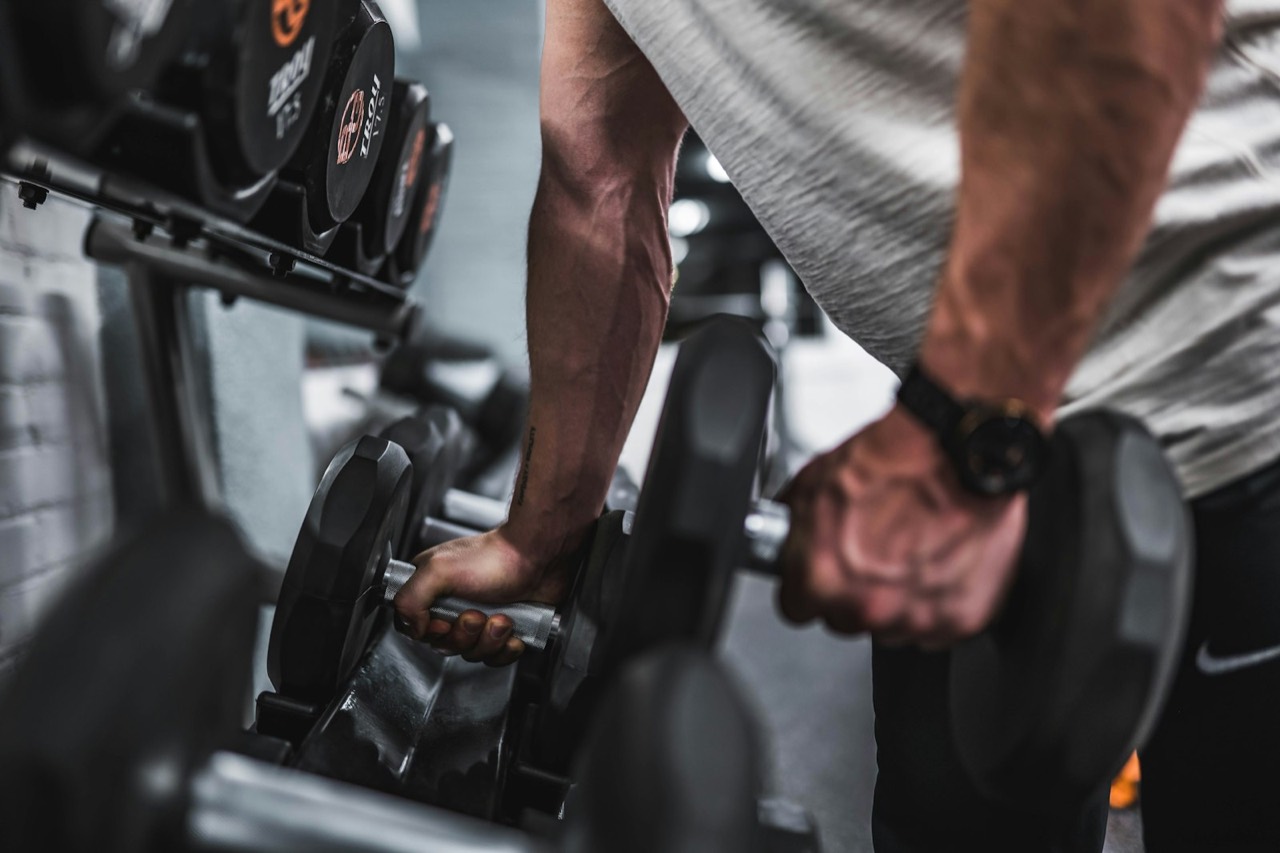 Mitglied macht eine kurze Trainingspause im Anytime Fitness Hamm